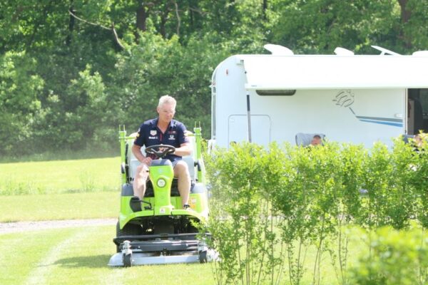 Het onderhouden van het gras op zijn camping is vo_8563_1754312402