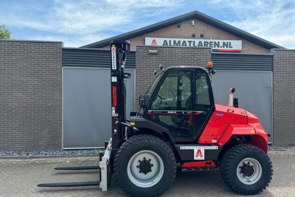 almat-manitou-ruwterreinheftruck-zijkant_1726478240