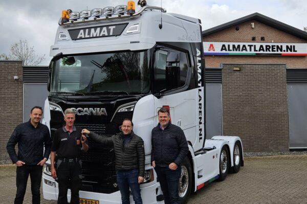 almat-scania-vrachtwagen-personeel_1726477421