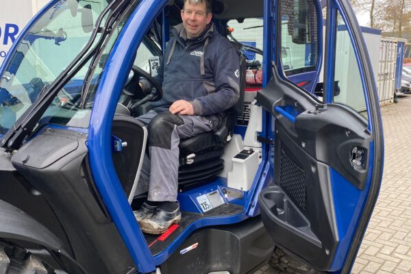 manitou-donkerblauw-chauffeur_1726476526