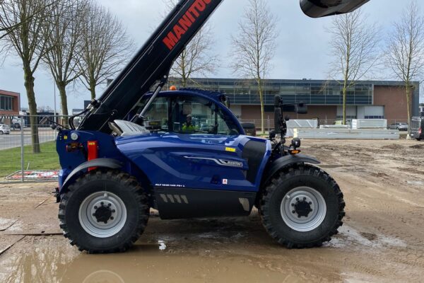 manitou-donkerblauw-hoogwerker-zijkant_1726476642